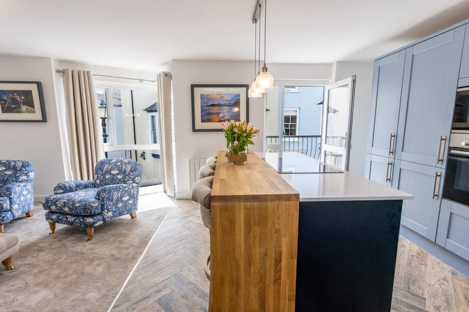 Balcony/Terrace, Kitchen or kitchenette, Seating area, Dining area, pet friendly, stove, kitchen