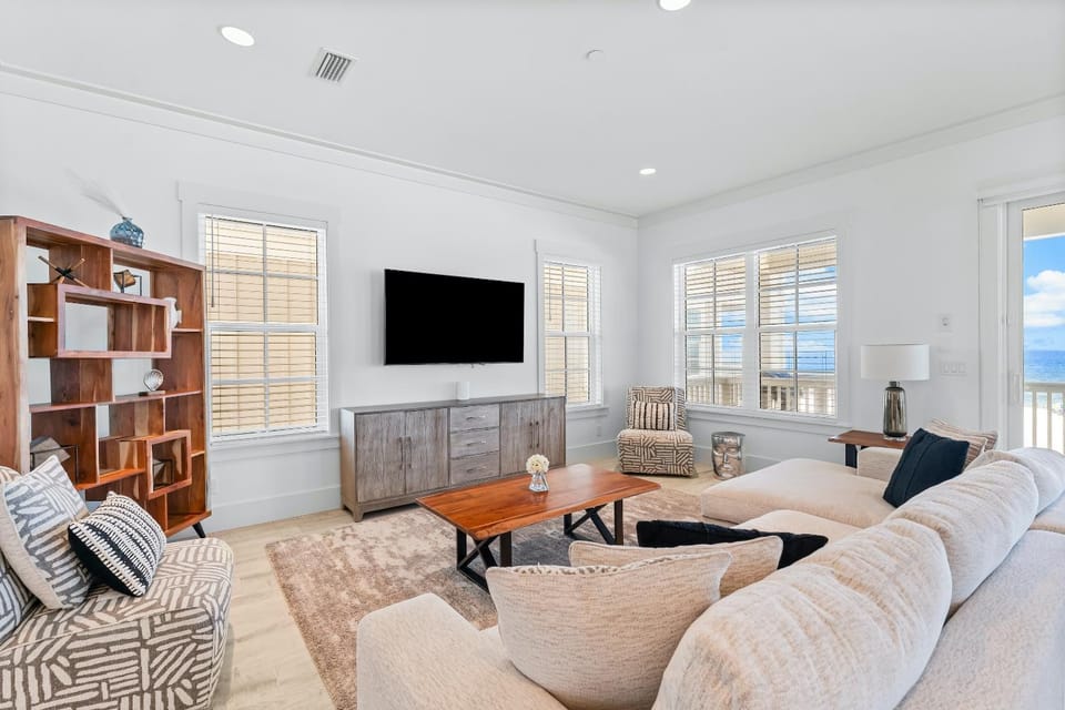 TV and multimedia, Living room, Decorative detail, Seating area