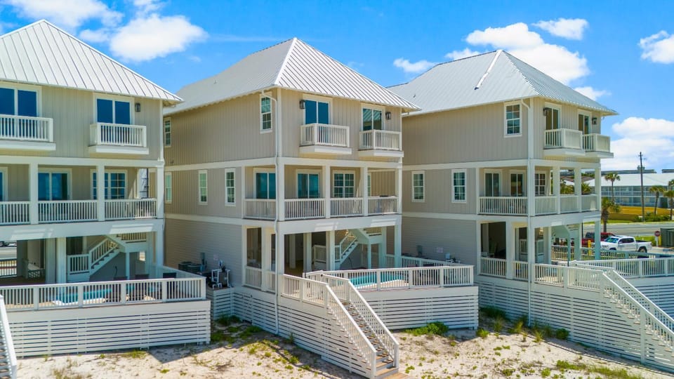 Property building, Balcony/Terrace, Pool view, Swimming pool