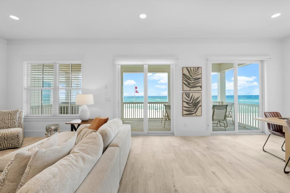 Balcony/Terrace, Living room, Decorative detail, Seating area, Sea view