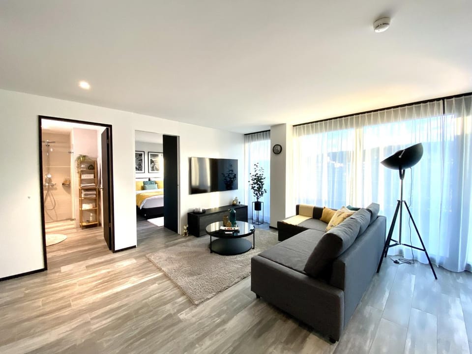 TV and multimedia, Living room, Seating area, Evening entertainment