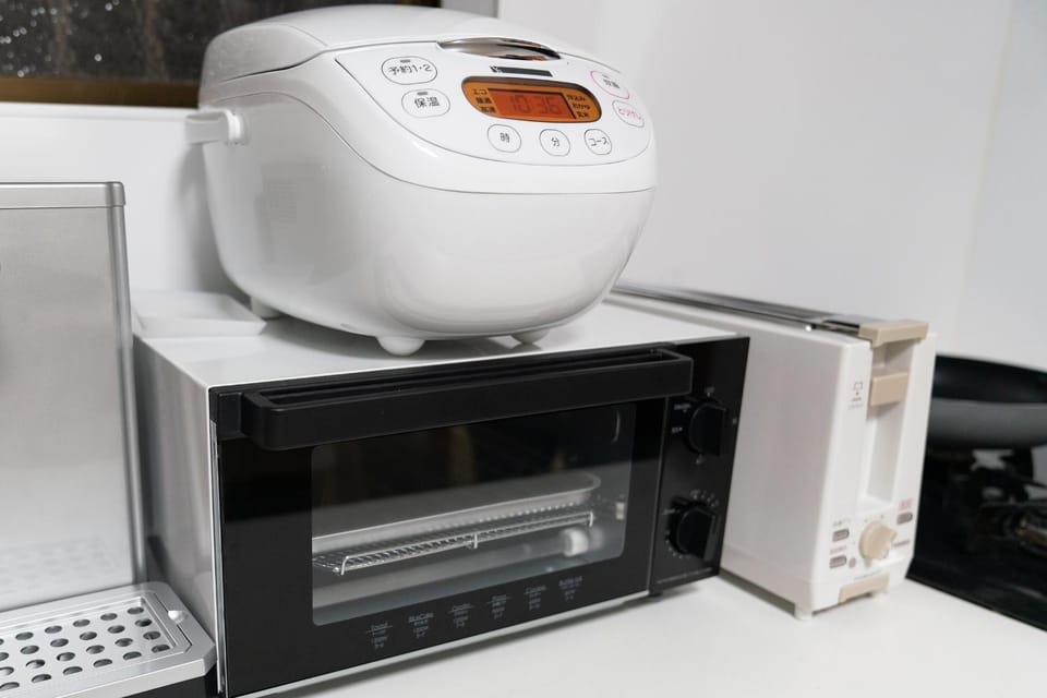 Kitchen or kitchenette, minibar