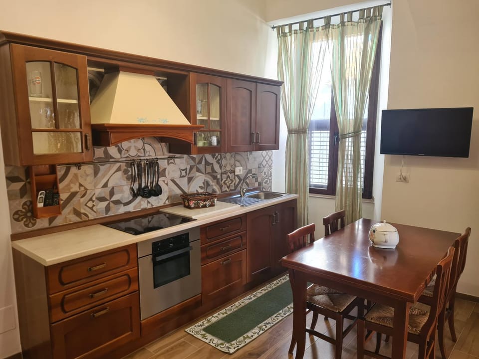 Kitchen or kitchenette, Dining area, pet friendly