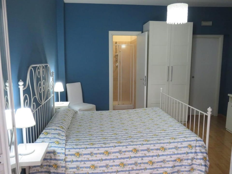 Bed, Photo of the whole room, Bedroom, wardrobe