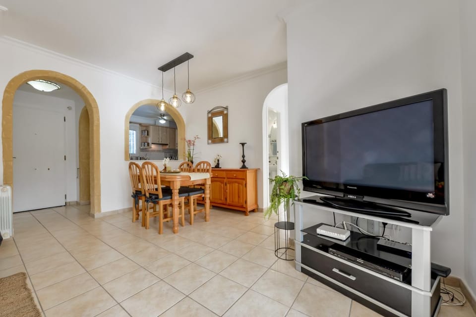Communal lounge/ TV room, TV and multimedia, Living room, Seating area, Dining area
