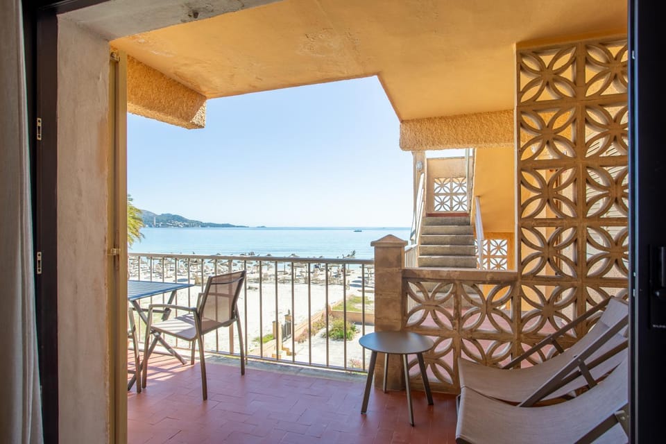 Day, Natural landscape, View (from property/room), Balcony/Terrace, Dining area, Sea view, sunbed