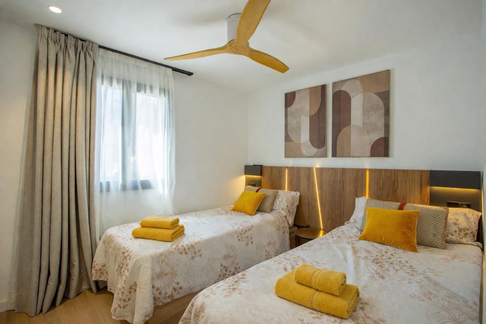 Bed, Photo of the whole room, Bedroom, Street view