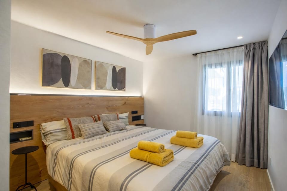 Bed, TV and multimedia, Photo of the whole room, Bedroom, towels