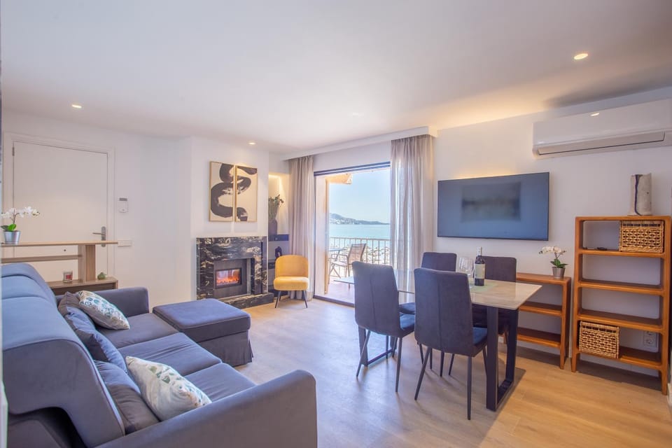 Communal lounge/ TV room, TV and multimedia, Living room, Seating area, Dining area, Evening entertainment, Sea view, air conditioner