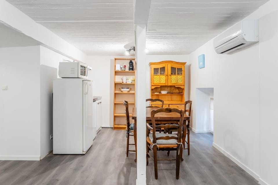 Kitchen or kitchenette, Dining area, minibar, air conditioner