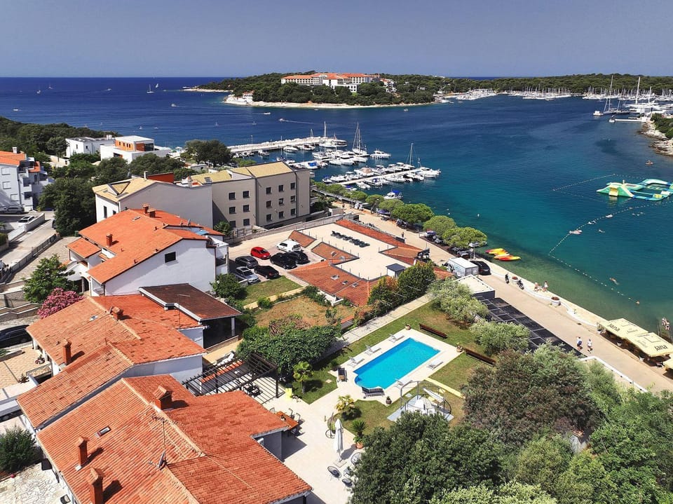 Sunny Finca just 10 Meters to the Sea House in Pula