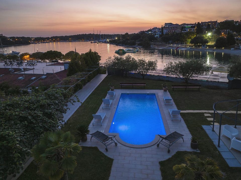 Sunny Finca just 10 Meters to the Sea House in Pula
