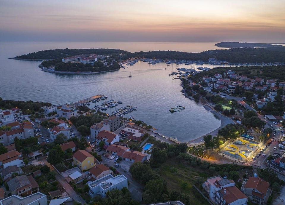 Sunny Finca just 10 Meters to the Sea House in Pula