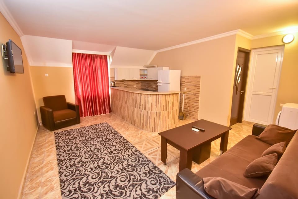 TV and multimedia, Kitchen or kitchenette, Living room, Seating area