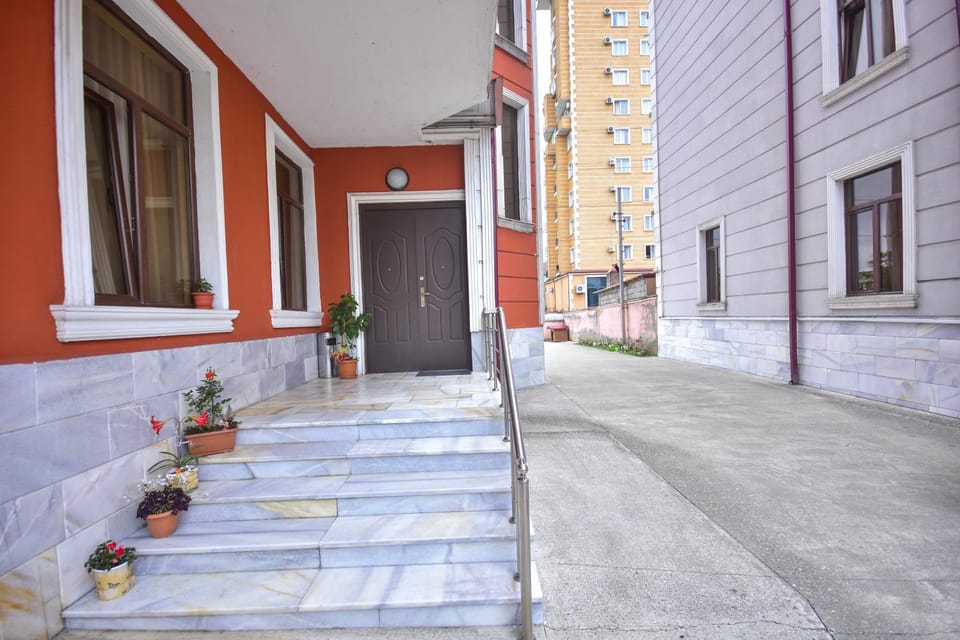 Property building, Facade/entrance, Day, Neighbourhood
