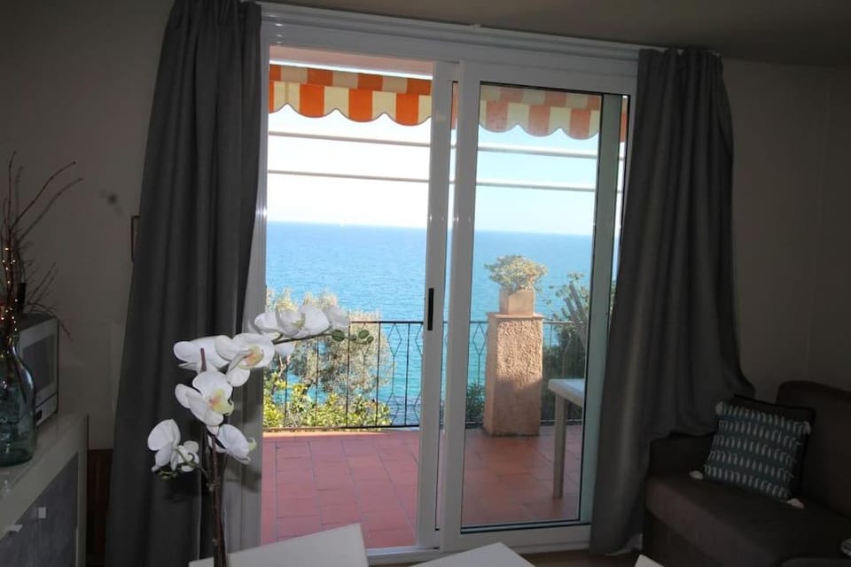 Terrace on the sea: beach & pool Apartment in Liguria