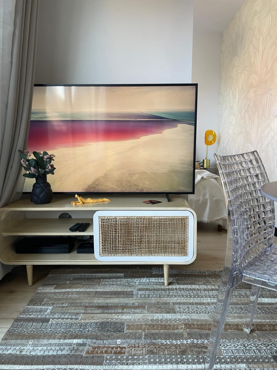 TV and multimedia, Living room, Seating area, Evening entertainment