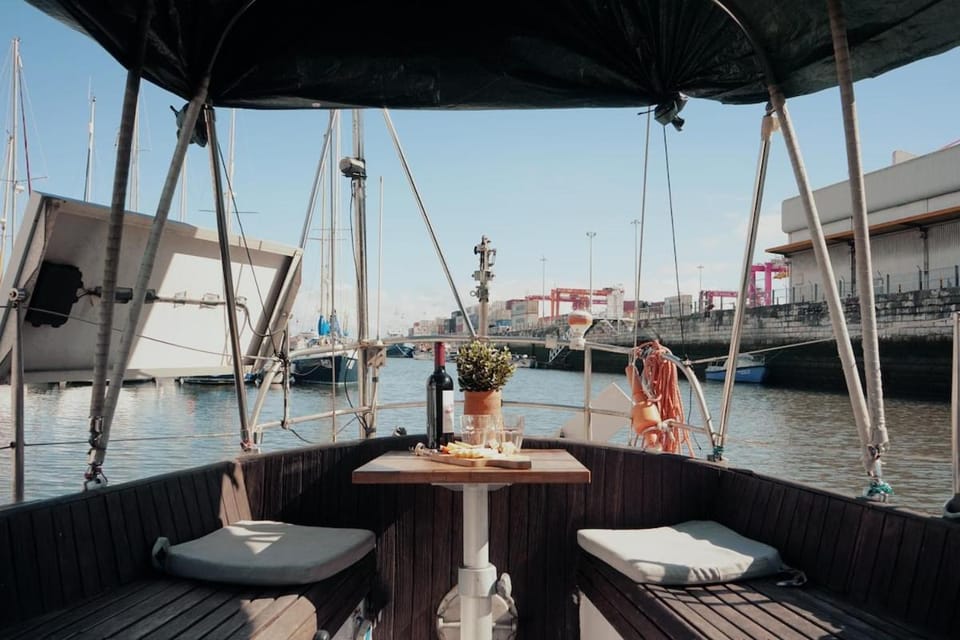 Cozy Lisbon Marina Sleepaboard - Sail Away Docked boat in Lisbon