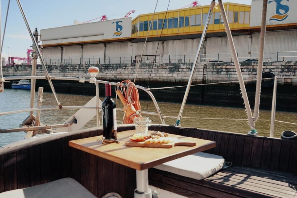 Cozy Lisbon Marina Sleepaboard - Sail Away Docked boat in Lisbon