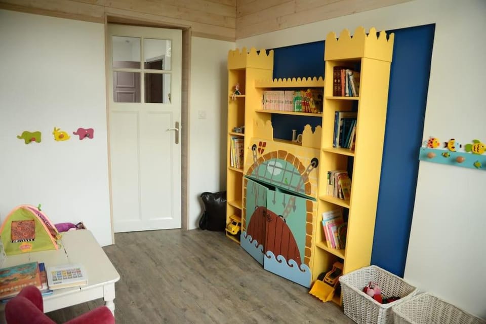 Vaste Maison de 300 m2 en forme de bateau pour 15 L'Iliade House in Normandy