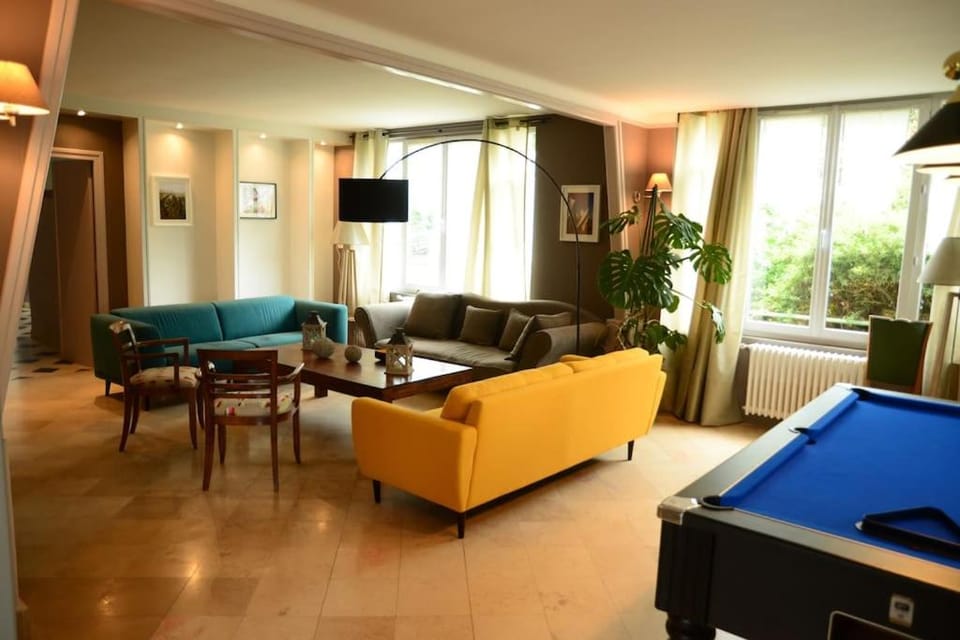 Vaste Maison de 300 m2 en forme de bateau pour 15 L'Iliade House in Normandy