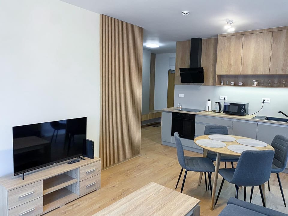 TV and multimedia, Coffee/tea facilities, Kitchen or kitchenette, Living room, Dining area, minibar, pet friendly, stove