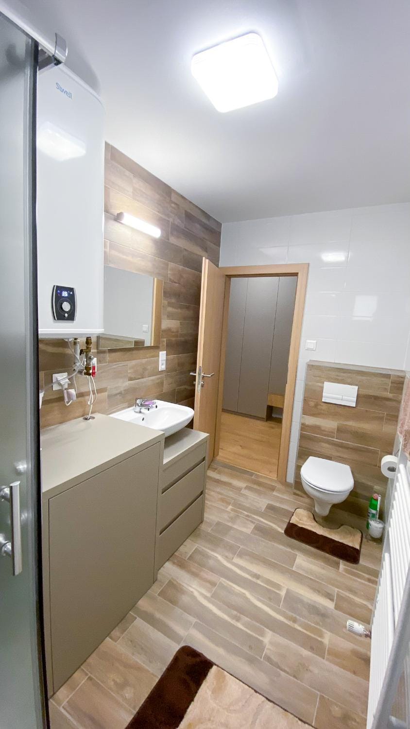Shower, Toilet, Bathroom, towels