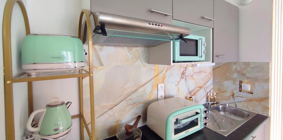 Kitchen or kitchenette, dishwasher, minibar, oven, pet friendly, stove, toaster