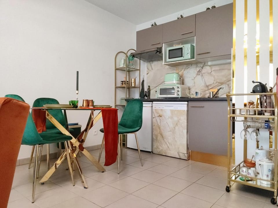 Kitchen or kitchenette, minibar, oven