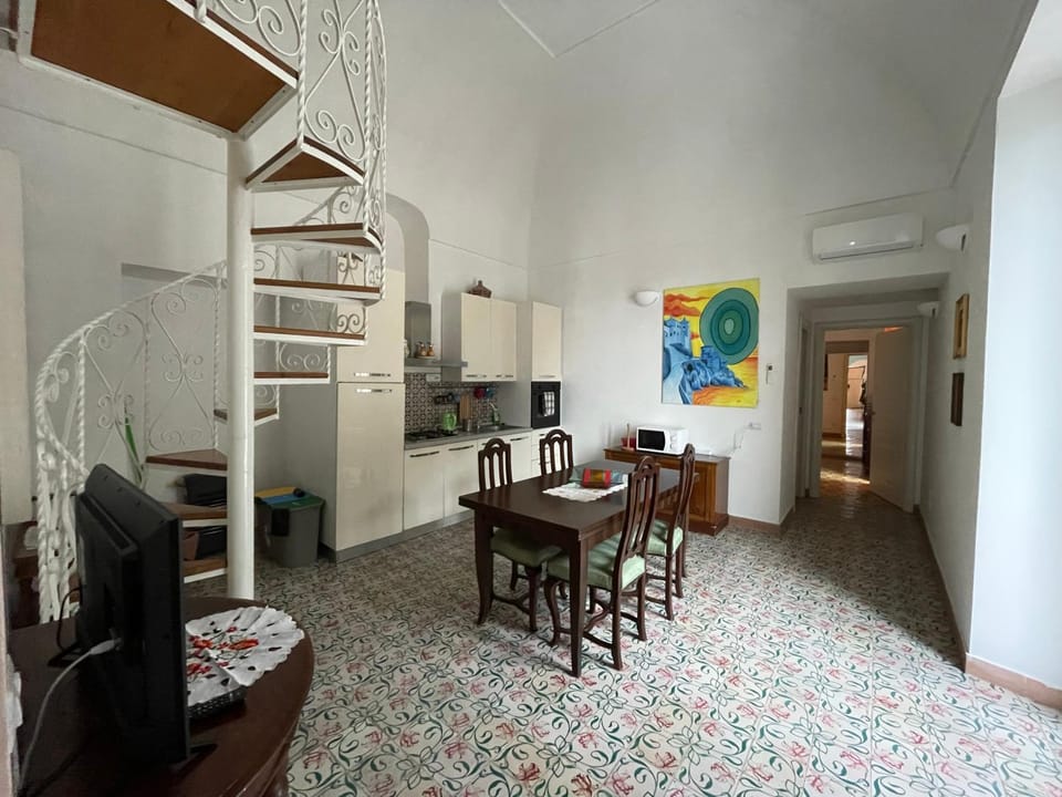Kitchen or kitchenette, Dining area, minibar