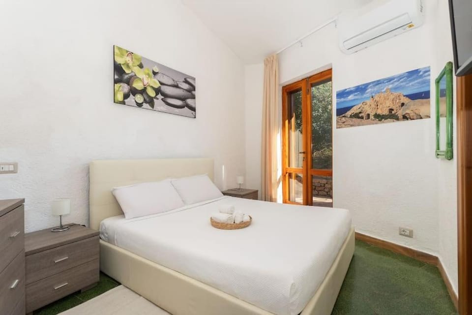 Bed, TV and multimedia, Photo of the whole room, Bedroom, air conditioner