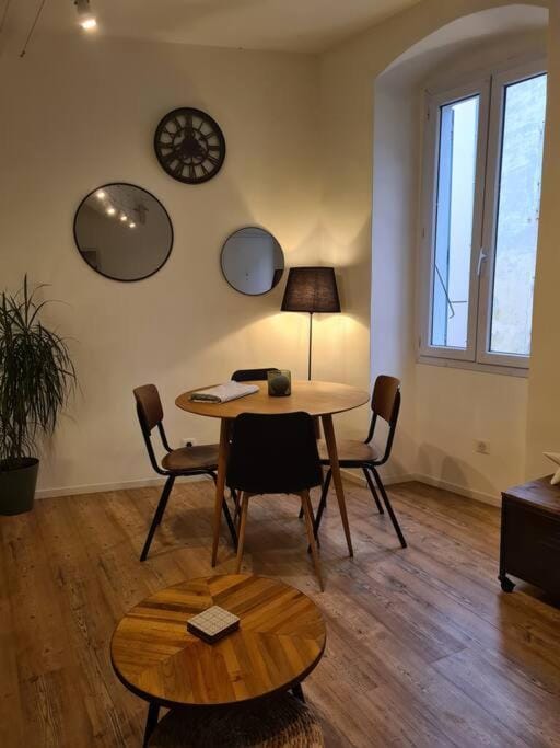 Seating area, Dining area