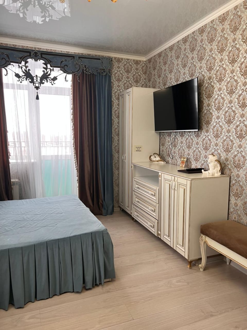 Bed, Photo of the whole room, hair dresser