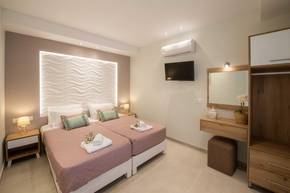 Bed, TV and multimedia, Photo of the whole room, Bedroom, towels, wardrobe, air conditioner