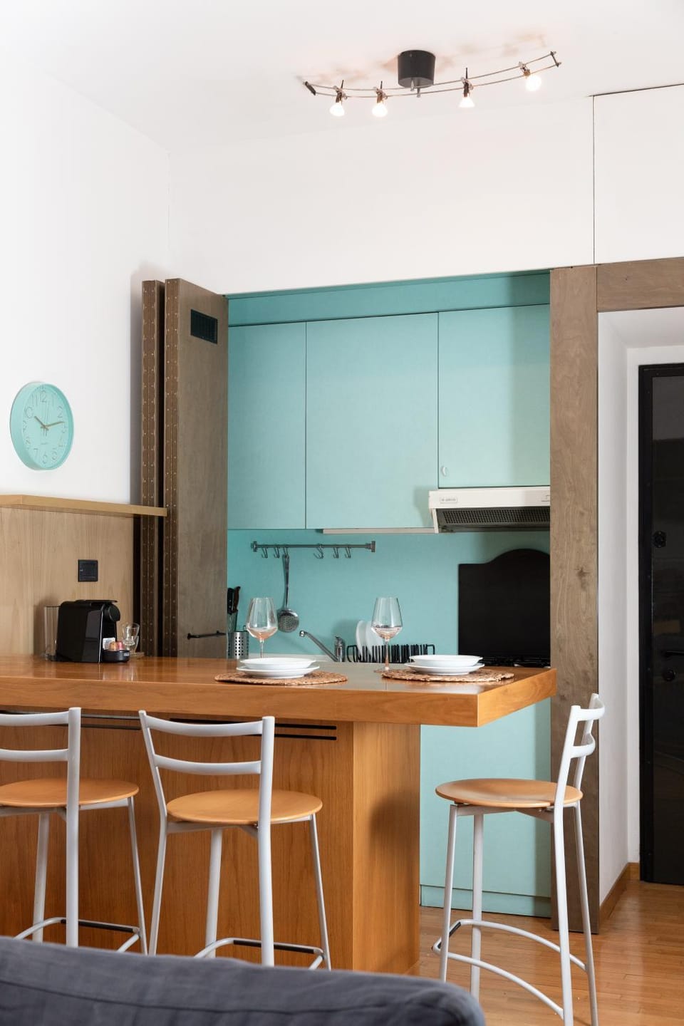 Kitchen or kitchenette, Food and drinks, Dining area, Lunch, Drinks, kitchen