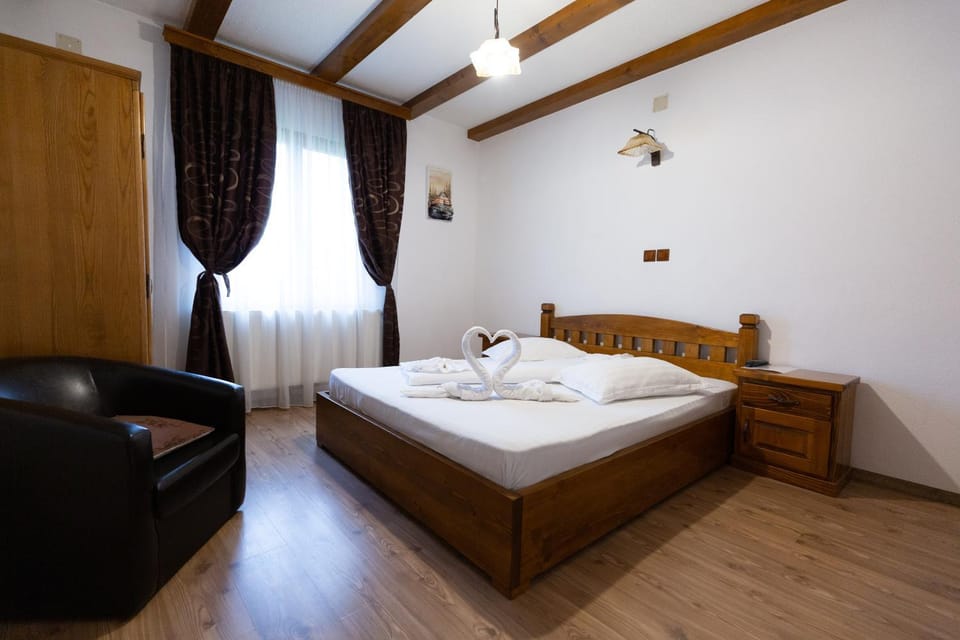 CONACUL DE SUB MUNTE Bed and Breakfast in Romania