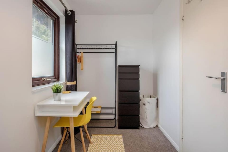 2-Bed House Woodford/London-Central line Apartment in Ilford