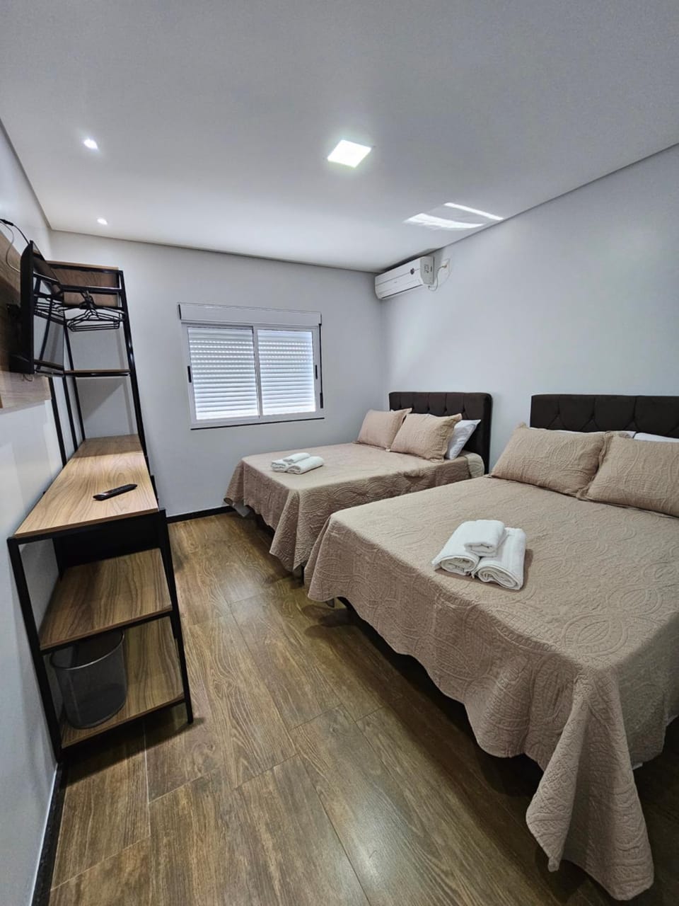 Bed, TV and multimedia, Photo of the whole room, Bedroom, towels, air conditioner
