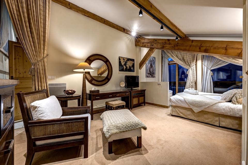 Chalet Serena - luxury 7 Bedroom Chalet, Pool & Spa Chalet in Les Houches