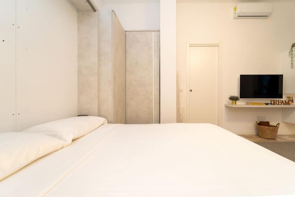 Bed, TV and multimedia, Photo of the whole room, Bedroom, wardrobe, air conditioner