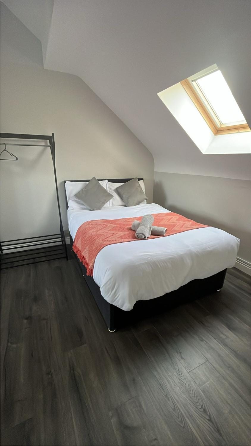 LARGE 3 BEDROOM HOME, 3 BATHROOMS, FREE PARKING, FAST WIFI House in Belfast