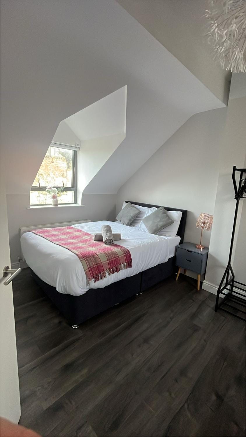 LARGE 3 BEDROOM HOME, 3 BATHROOMS, FREE PARKING, FAST WIFI House in Belfast