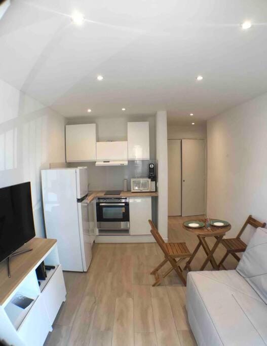 Kitchen or kitchenette, Living room, Seating area, Dining area, minibar, pet friendly