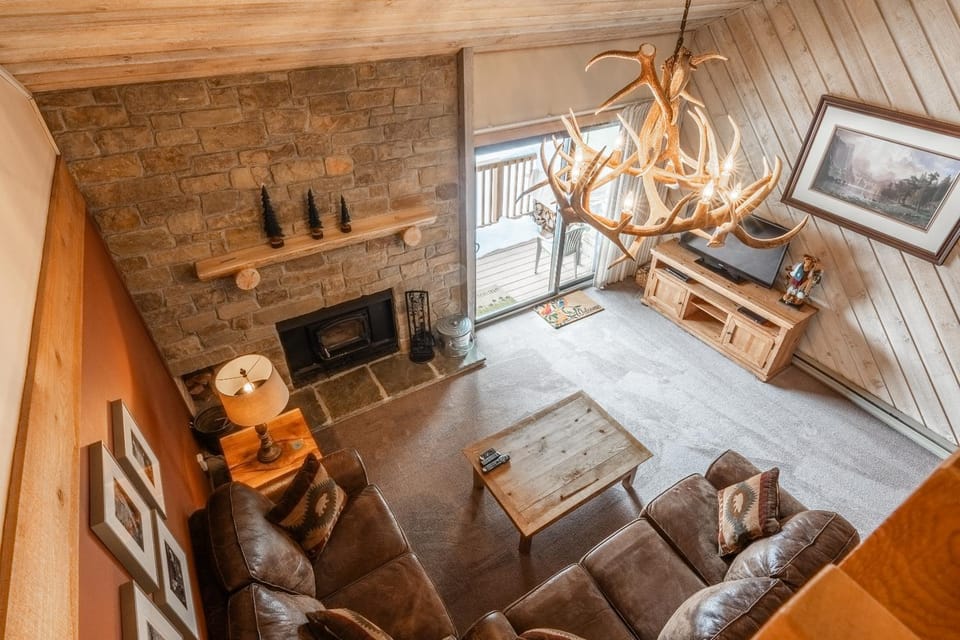 Snowcreek #309 2 Plus Loft, 2 Bathroom Condo Sleeps 8 People with Amazing Mountain Views House in Mammoth Lakes