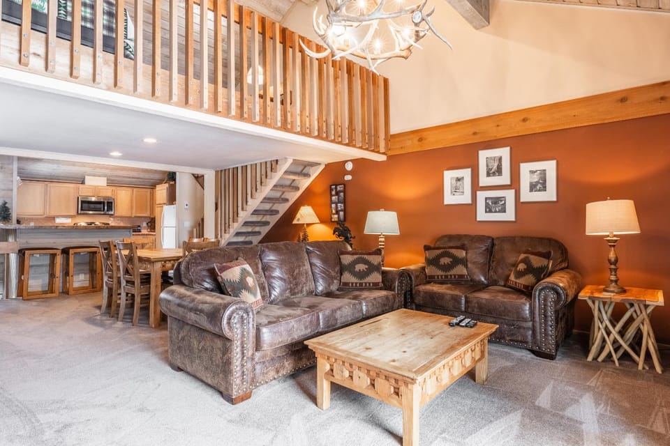 Snowcreek #309 2 Plus Loft, 2 Bathroom Condo Sleeps 8 People with Amazing Mountain Views House in Mammoth Lakes