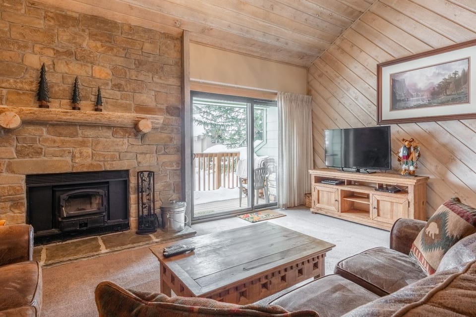 Snowcreek #309 2 Plus Loft, 2 Bathroom Condo Sleeps 8 People with Amazing Mountain Views House in Mammoth Lakes
