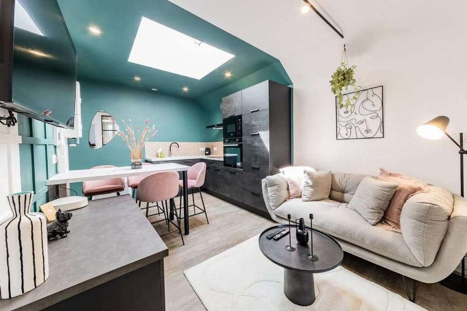 TV and multimedia, Coffee/tea facilities, Kitchen or kitchenette, Living room, Seating area, Dining area, minibar, pet friendly, stove