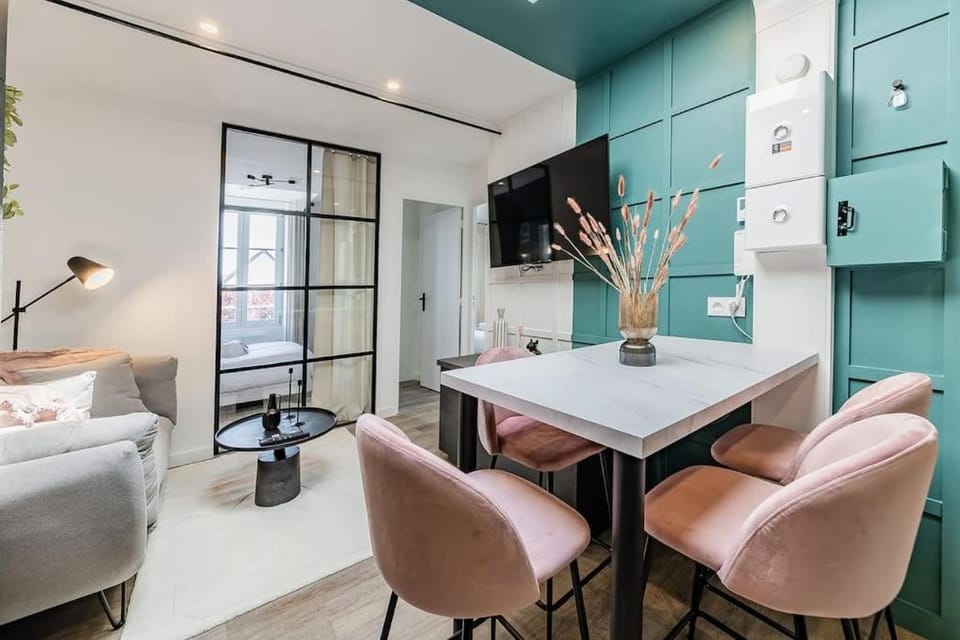 TV and multimedia, Living room, Seating area, Dining area, hair dresser, locker
