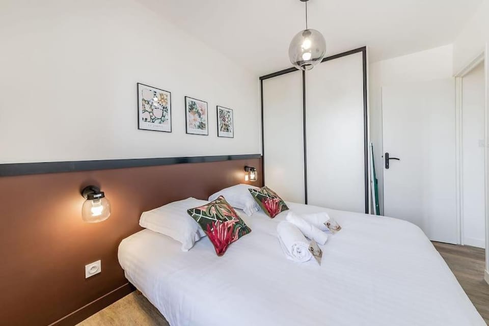 Bed, Photo of the whole room, Bedroom, storage, towels