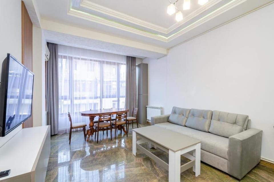Communal lounge/ TV room, TV and multimedia, Living room, Seating area, Dining area